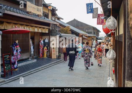 Touristen, die Gion besuchen, altes traditionelles Gebiet in Kyoto, Japan am 3. November 2017 Stockfoto