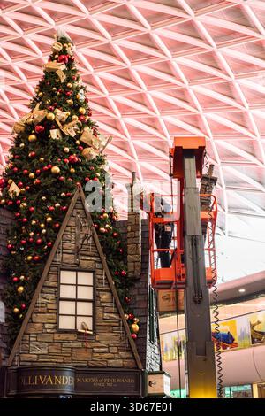London, Großbritannien. November 2025. Die Arbeiter haben den großen Weihnachtsbaum in der King's Cross-Station noch einmal ausgefeilt. ernesto Rogata/Alamy Live News Stockfoto