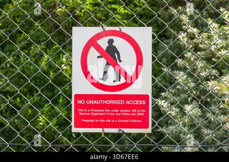 A No Unauthorized Access Grabn am Umzäunungszaun der Hinkley Point C Baustelle bei Bridgwater, Somerset, England. Stockfoto