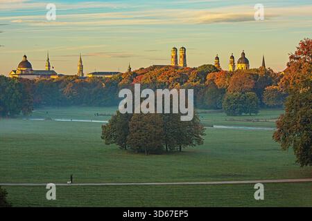 Blick von Monopteros, Englischer Garten mit Staatskanzleramt, Alter Peter, Neuem Rathaus und Theaterkirche im Hintergrund, München, Bayern, Deutsch Stockfoto