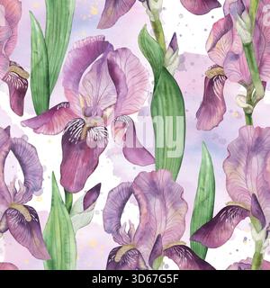 Nahtloses Muster mit lila Iris und grünen Blättern auf einem Hintergrund aus Aquarellflecken und Spritzern. Die Illustration ist handgezeichnet im botanischen Stil Stockfoto