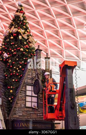 London, Großbritannien. November 2025. Die Arbeiter haben den großen Weihnachtsbaum in der King's Cross-Station noch einmal ausgefeilt. ernesto Rogata/Alamy Live News Stockfoto