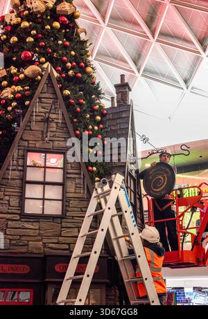 London, Großbritannien. November 2025. Die Arbeiter haben den großen Weihnachtsbaum in der King's Cross-Station noch einmal ausgefeilt. ernesto Rogata/Alamy Live News Stockfoto