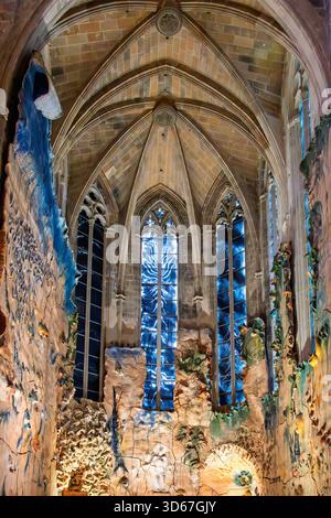 Innenraum in einem Chor in der Kathedrale von palma mit dunklen Fenstern Stockfoto