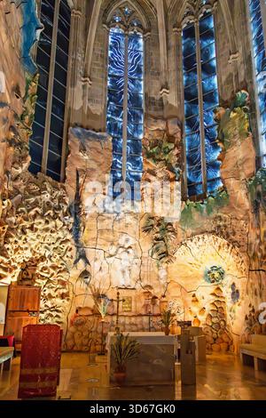 Chor mit dunklen Fenstern in der Kathedrale von palma mit einem Altar Stockfoto