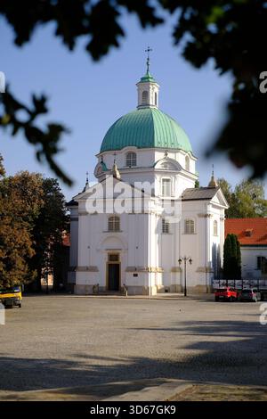 Die Kirche St. Kazimierz mit ihrer charakteristischen grünen Kuppel in der Warschauer Neustadt, Polen, wird von der Nachmittagssonne beleuchtet. Stockfoto