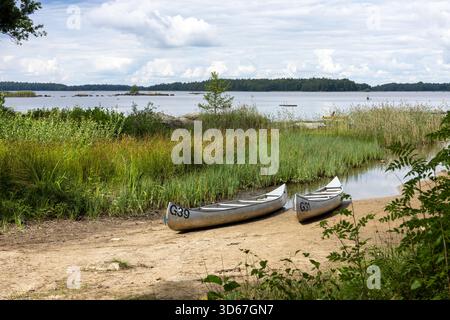 Schweden, Smaland, See Asnen, Naturpark Getnö, zwei Kanus am Ufer Stockfoto