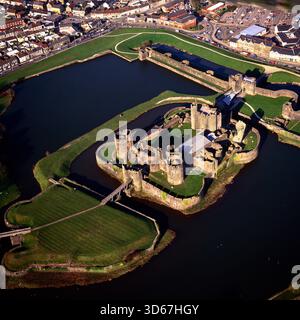 Caerphilly Castle, größtes Schloss in Wales, Stadtzentrum von Caerphilly, 7 m nördlich von Cardiff. Eindrucksvolle, konzentrische Festung aus Stein, die eine Insel bildet. Südwales Stockfoto
