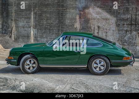 Ein klassischer, früherer Porsche 911 2,0 aus den 1960er Jahren, der das ikonische Design des original luftgekühlten 911 mit seiner unverwechselbaren Silhouette zeigt. Stockfoto