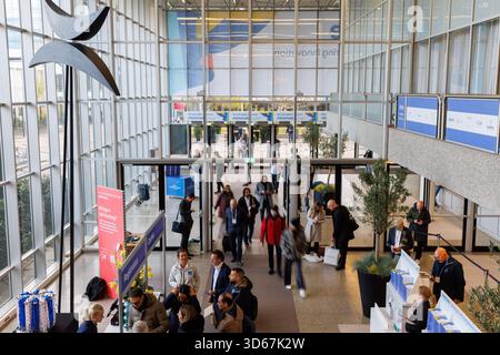 Amsterdam, Niederlande. November 2025. Amsterdam, Niederlande. November 2025. Panoramablick auf die METSTRADE 2025 Messehallen im RAI Amsterdam Convention Centre in Amsterdam, Niederlande, am 18. November 2025. Anrede: Aleksandr Nagornyi/Alamy Live News Anrede: Aleksandr Nagornyi/Alamy Live News Stockfoto