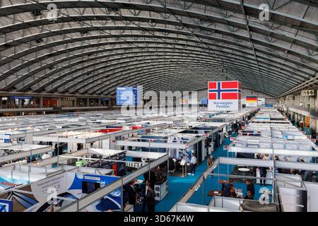 Amsterdam, Niederlande. November 2025. Amsterdam, Niederlande. November 2025. Innenansicht der METSTRADE 2025 Messehallen im RAI Amsterdam Convention Centre in Amsterdam, Niederlande, am 18. November 2025. Anrede: Aleksandr Nagornyi/Alamy Live News Anrede: Aleksandr Nagornyi/Alamy Live News Stockfoto
