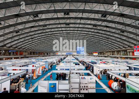 Amsterdam, Niederlande. November 2025. Amsterdam, Niederlande. November 2025. Innenansicht der METSTRADE 2025 Messehallen im RAI Amsterdam Convention Centre in Amsterdam, Niederlande, am 18. November 2025. Anrede: Aleksandr Nagornyi/Alamy Live News Anrede: Aleksandr Nagornyi/Alamy Live News Stockfoto