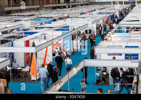 Amsterdam, Niederlande. November 2025. Amsterdam, Niederlande. November 2025. Innenansicht der METSTRADE 2025 Messehallen im RAI Amsterdam Convention Centre in Amsterdam, Niederlande, am 18. November 2025. Anrede: Aleksandr Nagornyi/Alamy Live News Anrede: Aleksandr Nagornyi/Alamy Live News Stockfoto