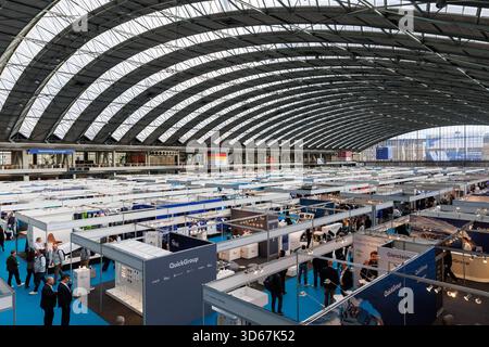 Amsterdam, Niederlande. November 2025. Amsterdam, Niederlande. November 2025. Innenansicht der METSTRADE 2025 Messehallen im RAI Amsterdam Convention Centre in Amsterdam, Niederlande, am 18. November 2025. Anrede: Aleksandr Nagornyi/Alamy Live News Anrede: Aleksandr Nagornyi/Alamy Live News Stockfoto