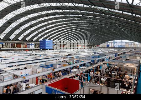 Amsterdam, Niederlande. November 2025. Amsterdam, Niederlande. November 2025. Innenansicht der METSTRADE 2025 Messehallen im RAI Amsterdam Convention Centre in Amsterdam, Niederlande, am 18. November 2025. Anrede: Aleksandr Nagornyi/Alamy Live News Anrede: Aleksandr Nagornyi/Alamy Live News Stockfoto