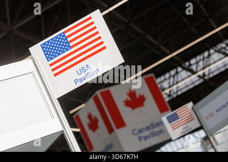 Amsterdam, Niederlande. November 2025. Amsterdam, Niederlande. November 2025. Innenansicht der METSTRADE 2025 Messehallen im RAI Amsterdam Convention Centre in Amsterdam, Niederlande, am 18. November 2025. Anrede: Aleksandr Nagornyi/Alamy Live News Anrede: Aleksandr Nagornyi/Alamy Live News Stockfoto