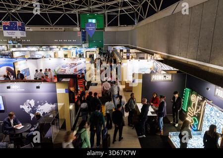 Amsterdam, Niederlande. November 2025. Amsterdam, Niederlande. November 2025. Innenansicht der METSTRADE 2025 Messehallen im RAI Amsterdam Convention Centre in Amsterdam, Niederlande, am 18. November 2025. Anrede: Aleksandr Nagornyi/Alamy Live News Anrede: Aleksandr Nagornyi/Alamy Live News Stockfoto