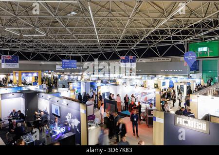 Amsterdam, Niederlande. November 2025. Amsterdam, Niederlande. November 2025. Innenansicht der METSTRADE 2025 Messehallen im RAI Amsterdam Convention Centre in Amsterdam, Niederlande, am 18. November 2025. Anrede: Aleksandr Nagornyi/Alamy Live News Anrede: Aleksandr Nagornyi/Alamy Live News Stockfoto