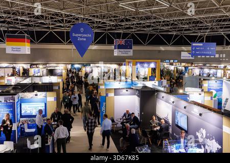 Amsterdam, Niederlande. November 2025. Amsterdam, Niederlande. November 2025. Innenansicht der METSTRADE 2025 Messehallen im RAI Amsterdam Convention Centre in Amsterdam, Niederlande, am 18. November 2025. Anrede: Aleksandr Nagornyi/Alamy Live News Anrede: Aleksandr Nagornyi/Alamy Live News Stockfoto