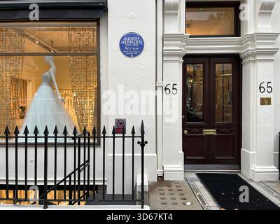 Blaue Plakette für Audrey Hepburns Wohnung in 65 South Audley Street, mayfair, London Stockfoto