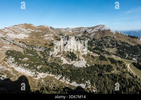 Blick vom Rotspitz über die Rofan Berge. Die Haidachstellwand befindet sich auf der rechten Seite, die Roßköpfe auf der linken Seite. Rofan Mountains, Maurach, Tyr Stockfoto