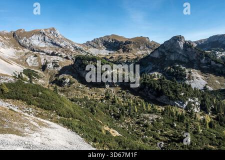 Blick von der Langen Gasse über das Rofangebirge nach Hochiss (links) und Spieljoch (Mitte), Rofangebirge, Maurach, Tirol, Österreich Stockfoto