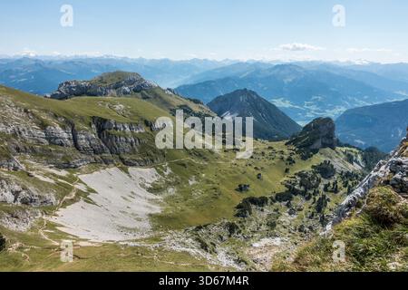 Blick vom Gipfel des Hochiss über das Rofangebirge zur Haidachstellwand bei herrlichem Wetter, Rofangebirge, Maurach, Tirol, Österreich Stockfoto