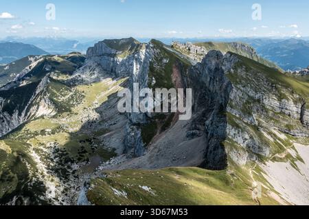 Blick vom Gipfel des Hochiss über den Rofan-Hauptkamm auf die Rofanspitze, das Rofangebirge, Maurach, Tirol, Österreich Stockfoto