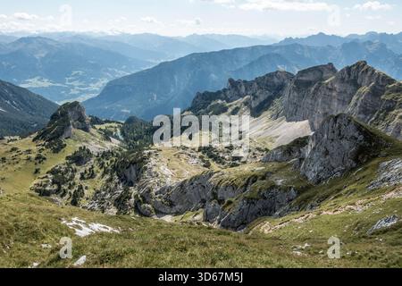 Blick vom Gipfel des Hochiss über das Rofangebirge ins Inntal, Rofangebirge, Maurach, Tirol, Österreich Stockfoto