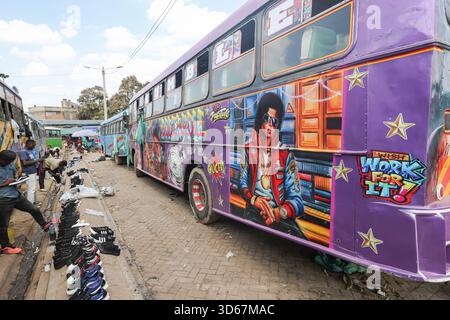 Schuhhändler aus zweiter Hand, die in der Nähe eines Graffiti-Porträts des verstorbenen Michael Joseph Jackson, eines amerikanischen Sängers, Songwriters, Tänzers und Philanthropen, zu sehen sind. Der Name „King of Pop“ wurde auf einem Matatu (Minibus) am Muthurwa-Busbahnhof Nairobi gemalt. Matatus sind Busse oder Minibusse, die für einen großen Prozentsatz des öffentlichen Verkehrs in und um Nairobi verantwortlich sind. Die öffentlichen Verkehrsmittel in Nairobi sind so beliebt und einzigartig? Wegen der Matutu-Kultur. In der kenianischen Hauptstadt geht es bei den öffentlichen Verkehrsmitteln nicht nur darum, von einem Ort zum anderen zu gelangen. Es ist eine Kultur, und Sie werden verstehen, warum, wenn Sie mit Witz konfrontiert werden Stockfoto