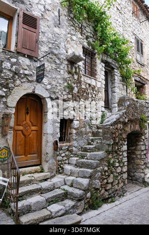 Bystreet im hoch gelegenen Dorf Tourrettes-sur-Loup.Alpes-Maritimes Departement, Region Provence-Alpes-Cote d'Azur, Südosten von Frankreich, Europa. Stockfoto