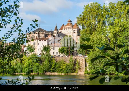 Lot River Bank, Cahors, Lot Departement, Region Midi-Pyrenäen, Occitanie, Südwesten Frankreichs, Europa Stockfoto