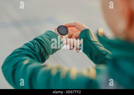Nahaufnahme einer Frau in Sportswear, die Smartwatch überprüft Stockfoto
