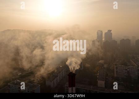 Aus der Vogelperspektive erhebt sich Rauch aus einem Kamin, verdeckt Gebäude und schafft eine trübe Atmosphäre, Sarajevo, Föderation von Bosnien und Herzegowina, Bosni Stockfoto