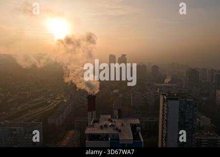 Aus der Vogelperspektive weht Rauch aus einem Schornstein inmitten der Zersiedelung der Stadt und wirft einen trüben Glanz über die Skyline der Stadt, Sarajevo, Föderation von Bosnien und H Stockfoto