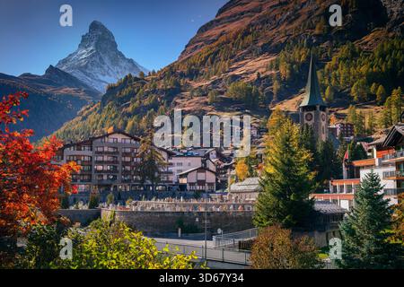 Zermatt, Schweiz. Bild des ikonischen Dorfes Zermatt in der Schweiz mit dem Matterhorn im Hintergrund an einem schönen sonnigen Herbsttag. Stockfoto