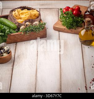 Rustikaler Kochhintergrund mit frischen Zutaten Stockfoto