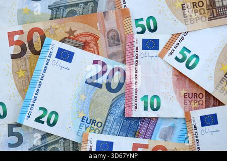 Euro-Banknoten in großer Höhe liegen in Nahaufnahme auf dem Tisch. Riesige Menge an Bargeld in der Europäischen Union auf glatter Oberfläche. Business- und Rich Life-Konzept Stockfoto