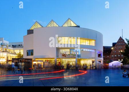 Stadthaus von Richard Meier am Münsterplatz im Abendlicht, Ulm, Schwäbische Alb, Baden-Württemberg, Deutschland Stockfoto
