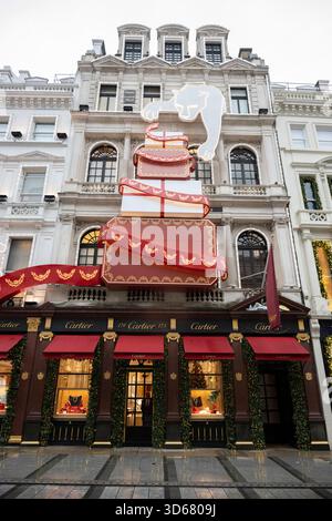 New Bond Street, London, Großbritannien. November 2025. Kälte und Schneeregen in Mayfair bei grauem Wetter mit farbenfrohen Geschäften, die zu Weihnachten 2025 dekoriert sind. Quelle: Malcolm Park/Alamy Live News Stockfoto