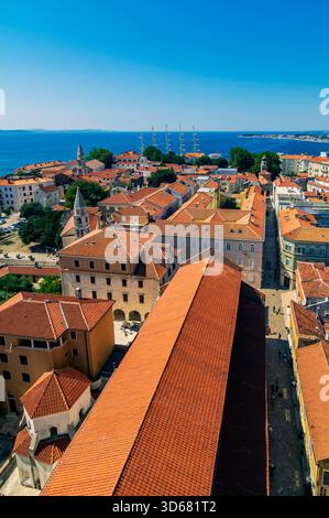 Panoramablick auf Zadar vom Glockenturm der St. Anastasia Kathedrale, Kroatien Stockfoto