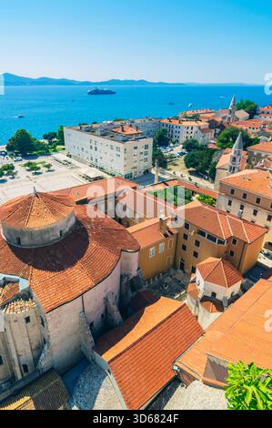 Panoramablick auf Zadar vom Glockenturm der St. Anastasia Kathedrale, Kroatien Stockfoto
