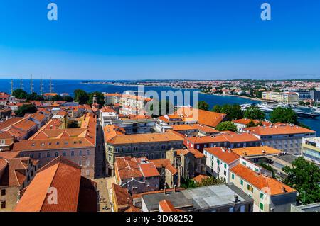 Panoramablick auf Zadar vom Glockenturm der St. Anastasia Kathedrale, Kroatien Stockfoto