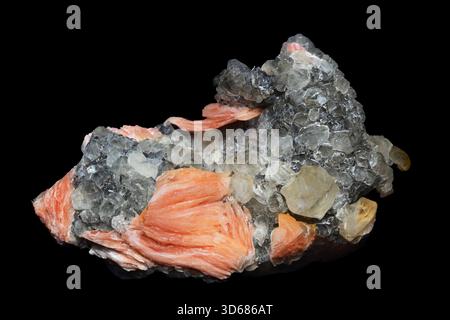 Natürliches Baritmineral verfügt über weiche orangefarbene Klingen in transparenten Kristallen, die elegante Texturen und eine raffinierte Mineralzusammensetzung unter Licht bilden. Stockfoto