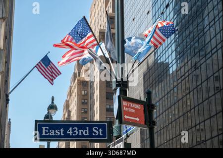 02.06.2025, Manhattan, New York City, New York, Vereinigte Staaten (USA) – an der Ecke East 43rd Street und Lexington Avenue in Mi winken US-Flaggen Stockfoto