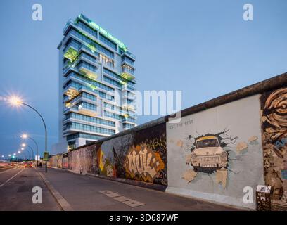 Berlin Wall, East Side Gallery, lebendigen Ebenen, Wolkenkratzer, Mediaspree, Berlin, Deutschland Stockfoto