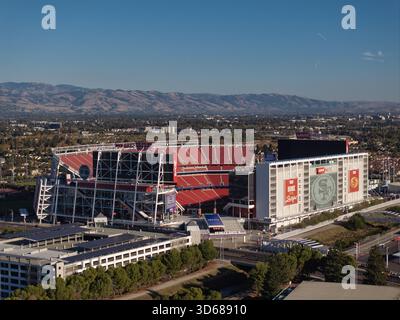 Santa Clara, USA - 20. Oktober 2025: Aus der Vogelperspektive auf das Levi's Stadium, wo das leuchtende Rot des Stadions im Kontrast zum umgebenden Grün steht Stockfoto
