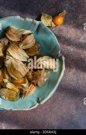 Physalis in einer türkisfarbenen Schüssel Stockfoto
