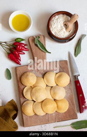 Ravioli mit Kürbis und Ricotta-Trüffelfüllung Stockfoto