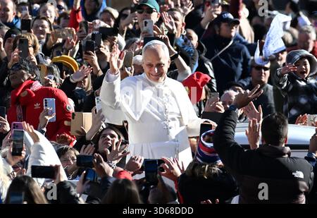 Vatikan am 19. November 2025. Papst Leo XIV. Nimmt am 19. November 2025 an der wöchentlichen Generalaudienz auf dem Petersplatz im Vatikan Teil. Foto: Eric Vandeville/ABACAPRESS.COM Credit: Abaca Press/Alamy Live News Stockfoto